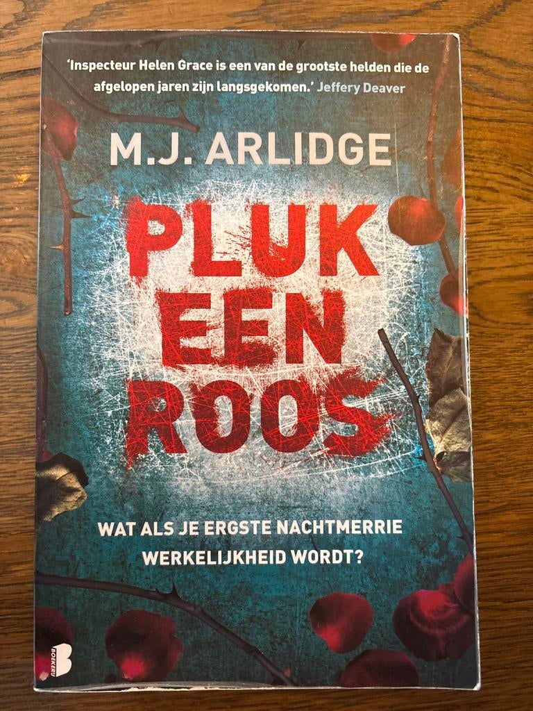 Pluk Een Roos - M.J. Arlidge, Ophalen of Verzenden, Zo goed als nieuw, Nederland