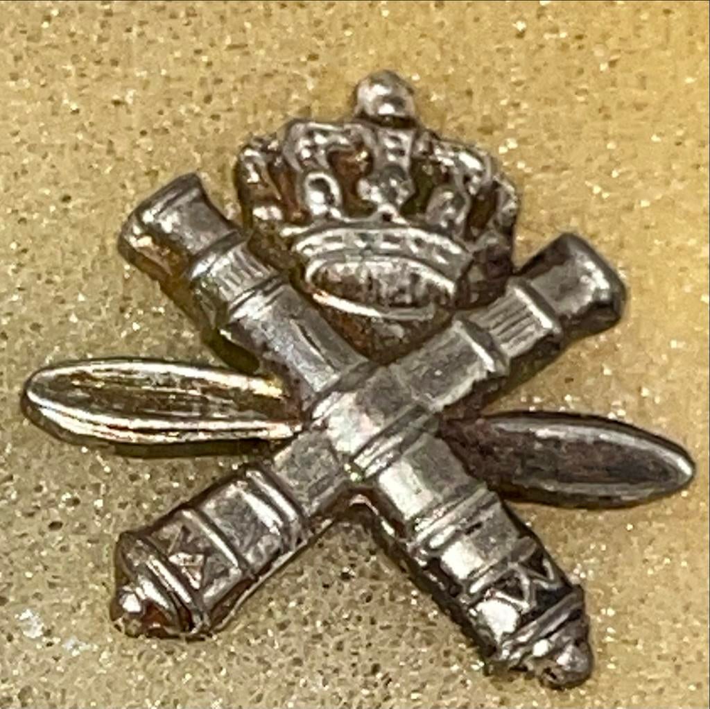 Vintage Speldje met luchtdoelartillerie Kanonnen en Kroon, Verzamelen, Ophalen of Verzenden, Gebruikt, Overige onderwerpen, Speldje of Pin