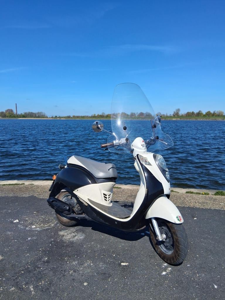 Sym mio 50, Fietsen en Brommers, Scooters | SYM, Zo goed als nieuw, Mio, Maximaal 45 km/u, Benzine, Ophalen