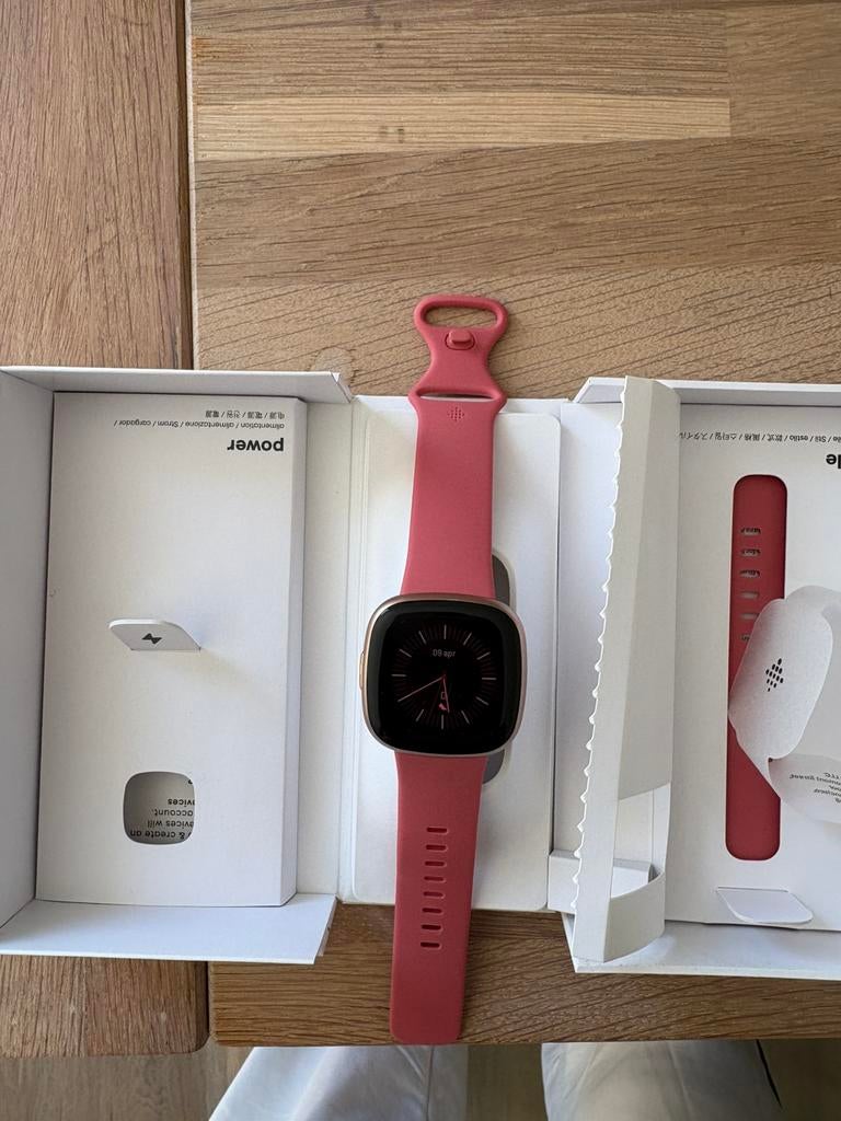 Fitbit versa 4 werkt perfect, Sieraden, Tassen en Uiterlijk, Activity trackers, Zwart, IOS, Ophalen of Verzenden, Zo goed als nieuw