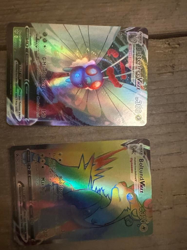 2 Pokémon VMAX kaarten: Butterfree & Boltund (Foil), Ophalen of Verzenden, Zo goed als nieuw, Meerdere kaarten, Foil