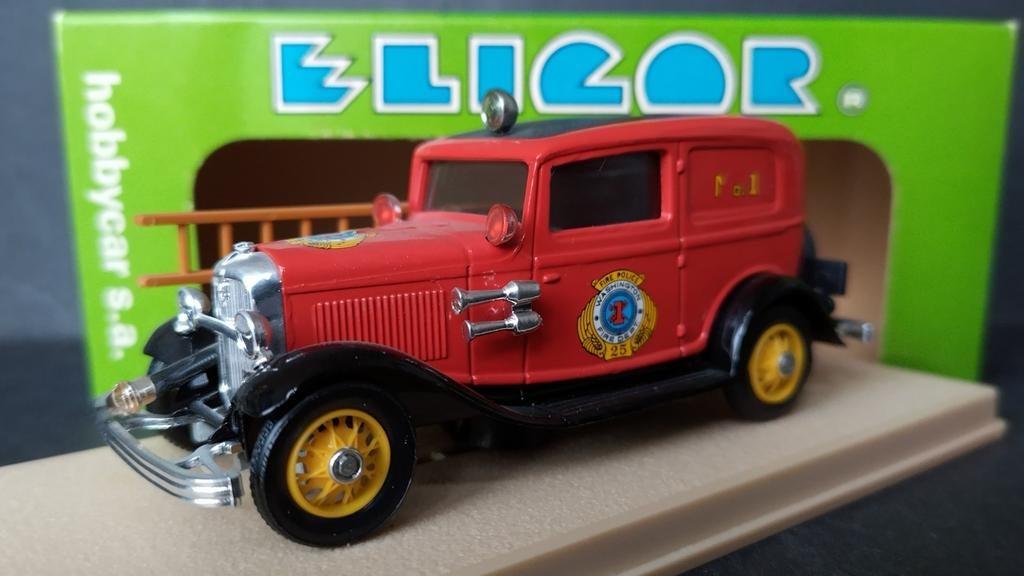 FORD Tudor 1932 fourgon 1er secours baché Eligor 1/43