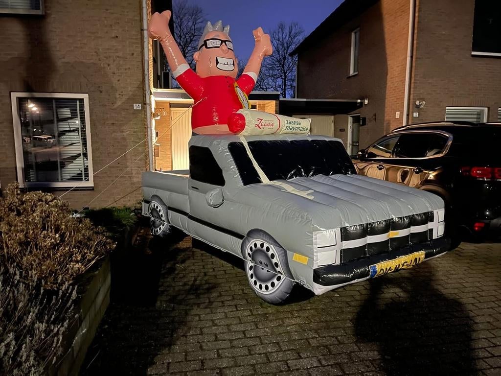 Opblaasbare Abraham in pickup, Hobby en Vrije tijd, Ophalen, Gebruikt, Feestartikel, Abraham of Sarah
