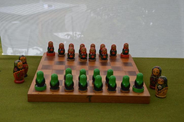 Soort van damspel met Matroesjka`s met inklapbaar bord 32cm, Hobby en Vrije tijd, Gezelschapsspellen | Bordspellen, Gebruikt, Een of twee spelers