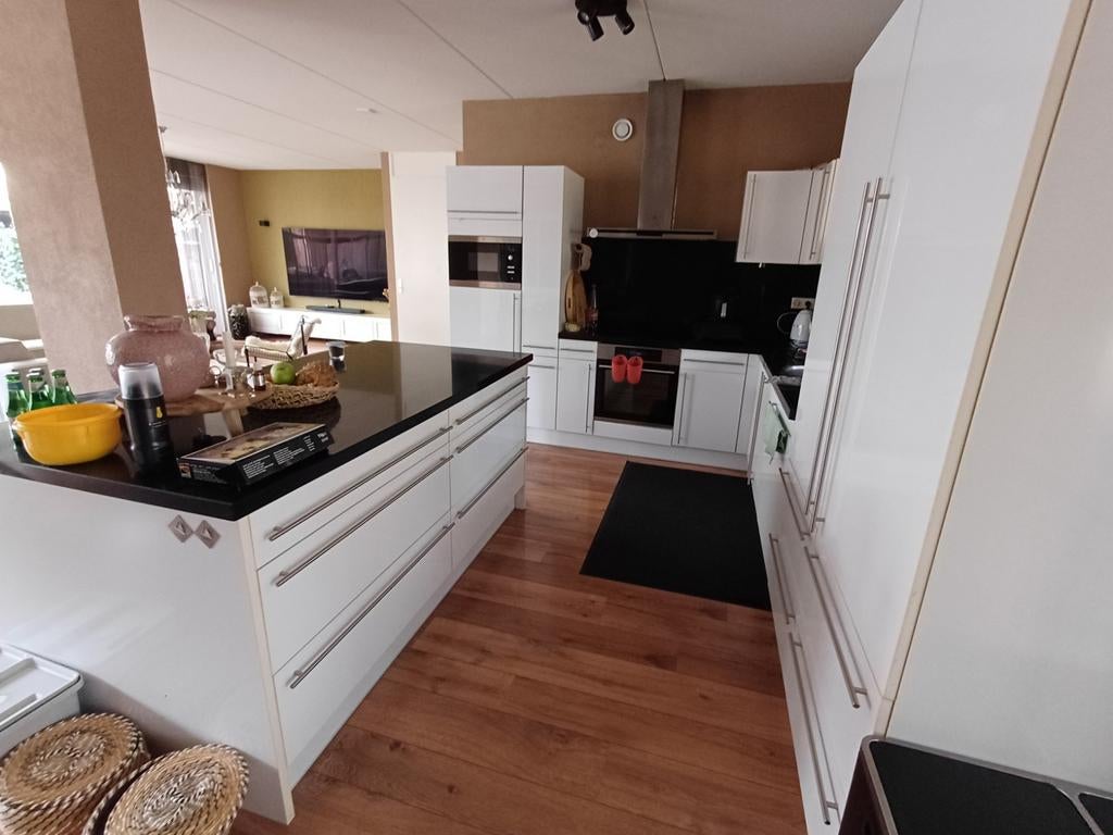 Nette moderne complete keuken met eiland en apparatuur,, Ophalen of Verzenden, Gebruikt, Wit, Composiet