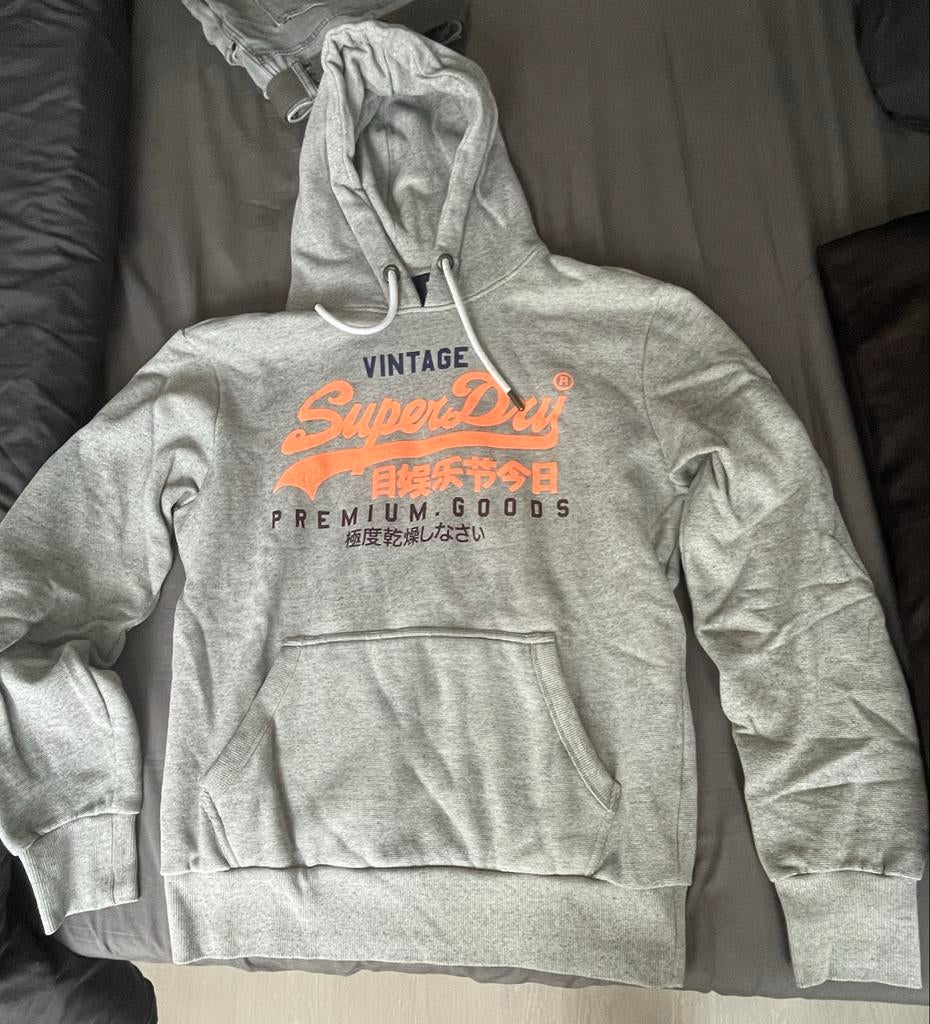 Superdry hoodie grijs met oranje opdruk, Ophalen, Gedragen, Maat 52/54 (L), Grijs