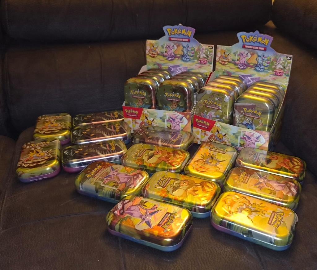 30x sealed prismatic evolutions tin €700 -> €23,33 per tin!, Ophalen of Verzenden, Nieuw, Booster