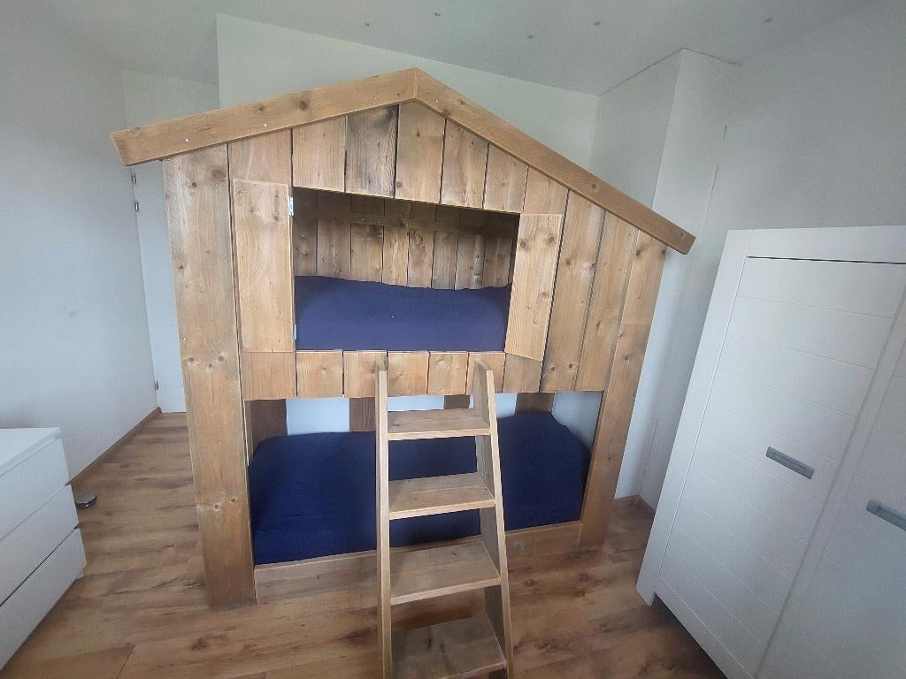 DUTCHWOOD- STAPELBED BOOMHUTBED MET 2BEDDEN -STEIGERHOUT, Ophalen, Zo goed als nieuw, Stapelbed