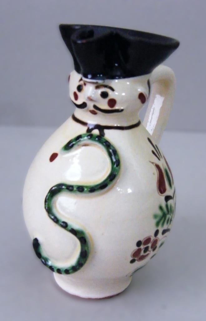Oud aardewerk schenkkannetje met mannen gezicht, Ophalen of Verzenden