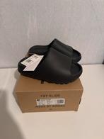 Yeezy Slide Onyx - Maat 38, Kleding | Dames, Schoenen, Ophalen of Verzenden, Nieuw, Zwart, Slippers