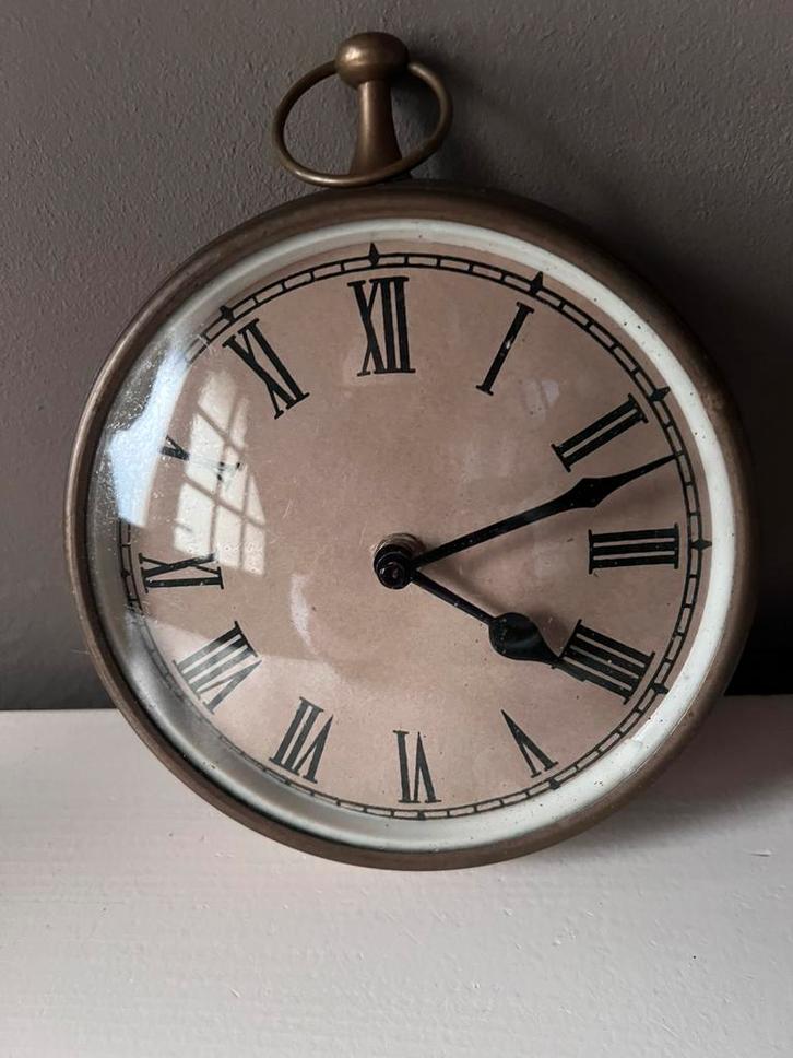 Een leuke bronzen hangklok met romeinse cijfers., Huis en Inrichting, Woonaccessoires | Klokken, Zo goed als nieuw, Wandklok, Ophalen of Verzenden