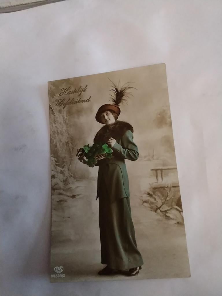 VROUW INHET GROEN MET BONTKRAAG EN HOED MET VEER. 1918, Ophalen of Verzenden, Voor 1920, Overige thema's