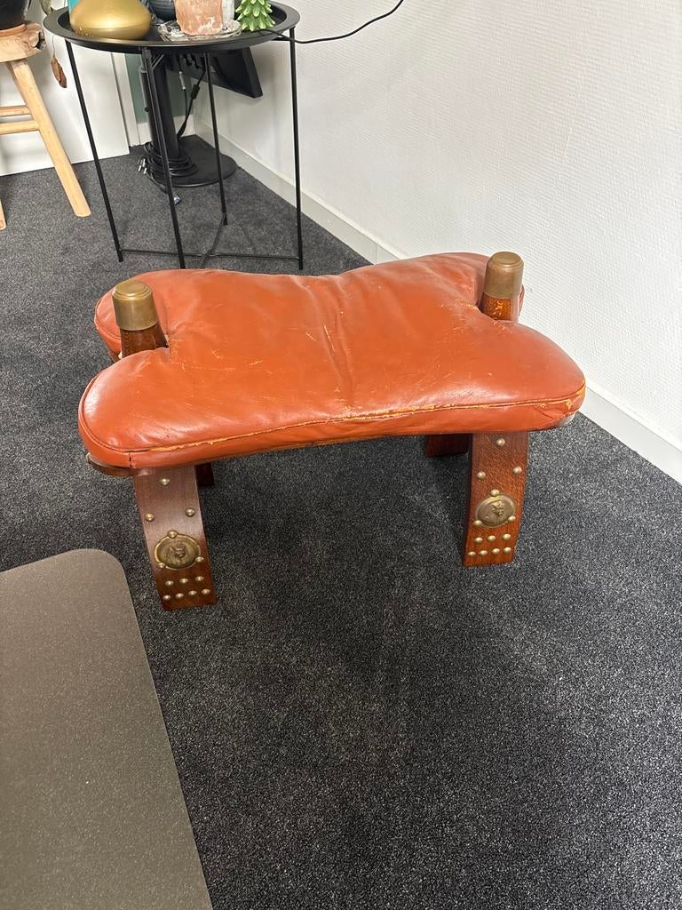 Oud voetenbankje / krukje met leren zitting, Huis en Inrichting, Banken | Voetenbanken en Poefen, Ophalen, Minder dan 50 cm, Gebruikt