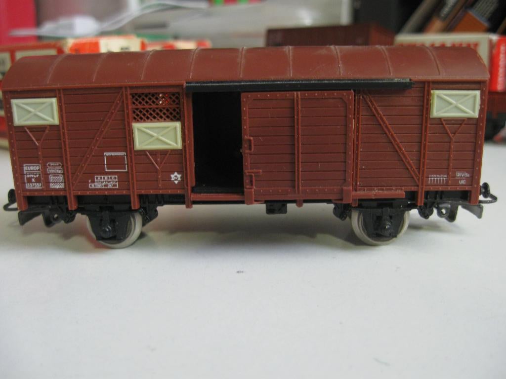 Modeltrein Ho: Jouef Wagon met schuifdeuren., Gelijkstroom, Jouef, Wagon, Ophalen of Verzenden