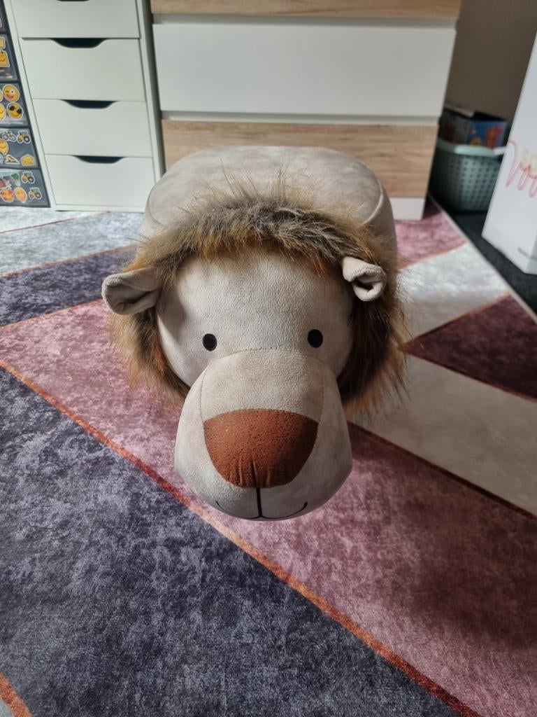 Schattig dierenkrukje leeuw Kwantum - Nieuwstaat, Huis en Inrichting, Krukjes, Ophalen, Zo goed als nieuw