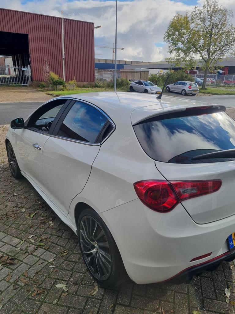 Alfa Romeo Giulietta 1.7 TBi Quadrifoglio Verde, Auto's, 13 km/l, Euro 5, Gebruikt, Leder en Stof