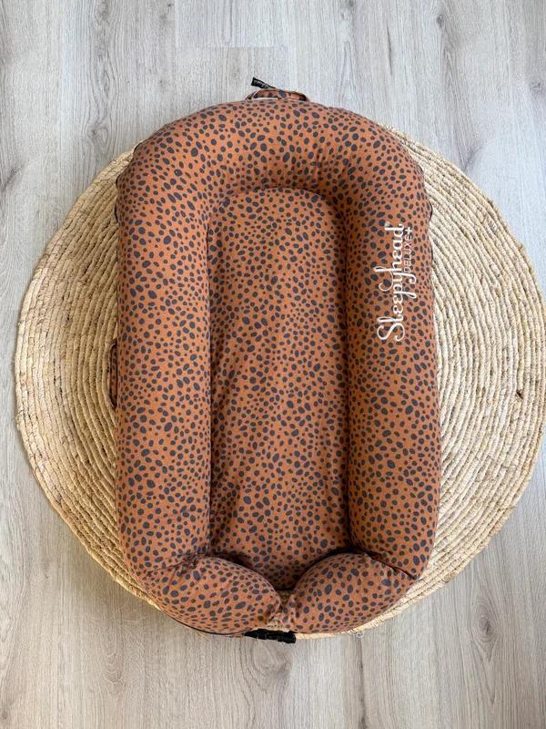 DockAtot Deluxe+ (Sleepyhead) Bronzed Cheetah • Nieuwstaat!, Kinderen en Baby's, Babymode-accessoires, Zo goed als nieuw, Ophalen of Verzenden