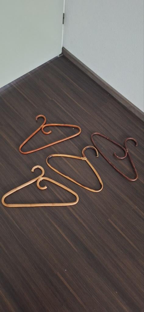 Set van 4 vintage houten kledinghangers, Ophalen of Verzenden, Gebruikt, Hout, Volwassenen