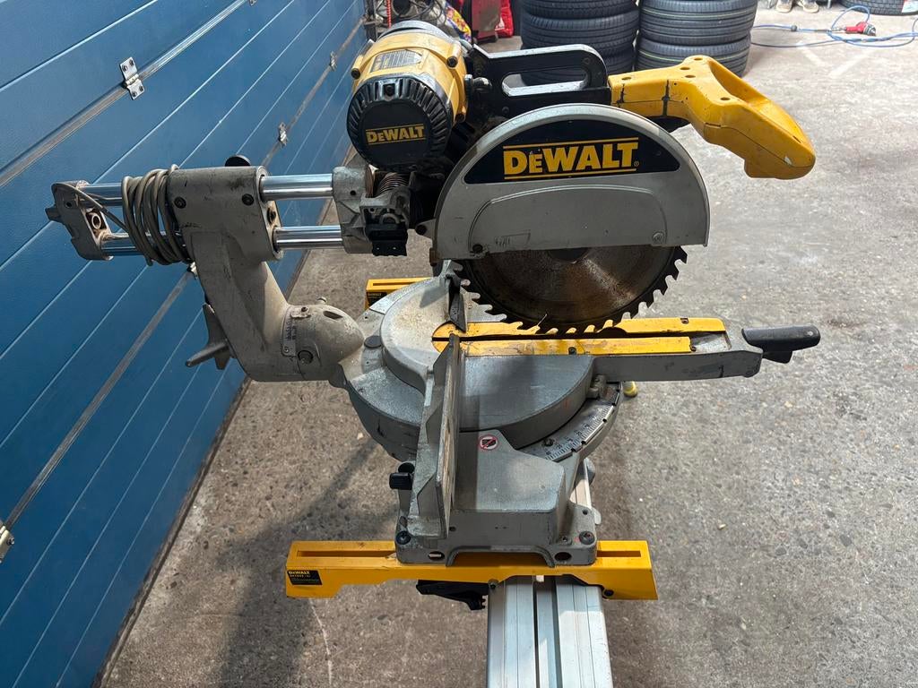 DeWALT DW708-QS Afkort en verstek zaagmachine met onderstel, Doe-het-zelf en Verbouw, Gereedschap | Zaagmachines, Ophalen, Gebruikt