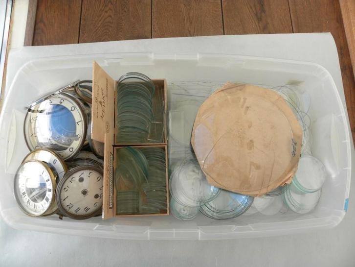 Krat met glas, glazen en complete glasdeksels voor klokken, Antiek en Kunst, Antiek | Klokken, Ophalen of Verzenden