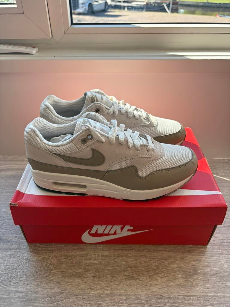 Nike Air Max 1 Essential Phantom Khaki | EU 42.5, Overige kleuren, Nieuw, Ophalen of Verzenden, Sneakers of Gympen