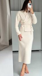 Gloednieuw pak met rok en wikkelvest - Crème-beige, Kleding | Dames, Gelegenheidskleding, Maat 38/40 (M), Overige typen, Beige