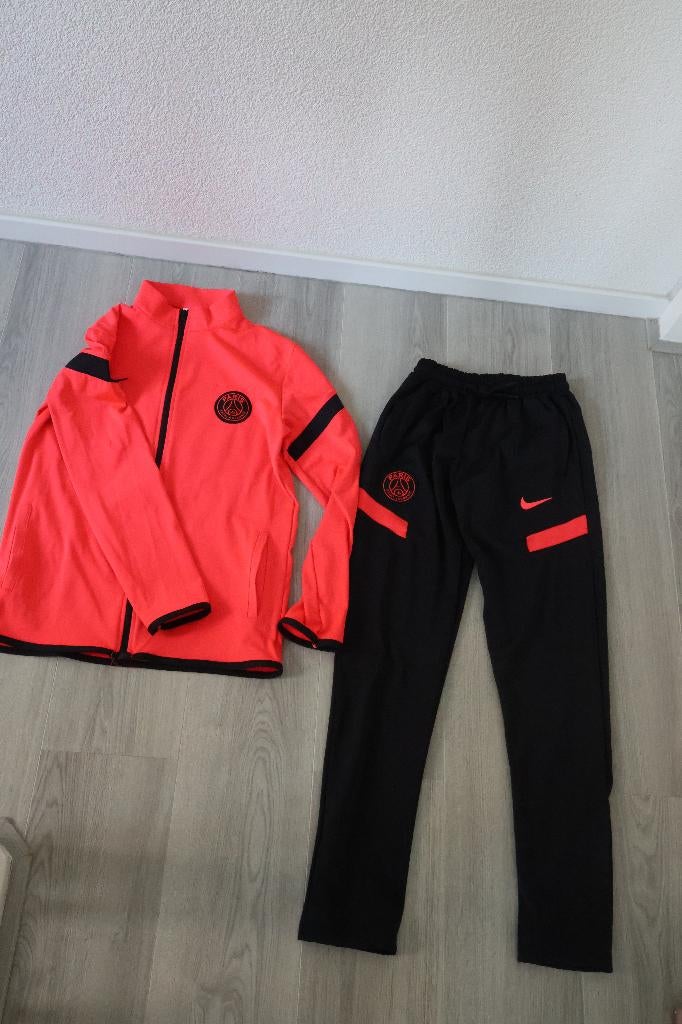 Als nieuw Nike trainingspak zwart roze xs, Kleding | Dames, Sportkleding, Overige typen, Nike, Nieuw, Ophalen of Verzenden