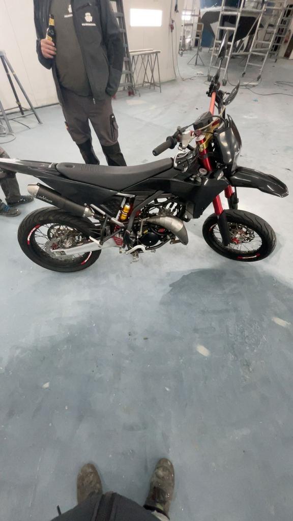 Fantic xm 50 performance 2022, Fietsen en Brommers, Brommers | Derbi, Zo goed als nieuw, Ophalen of Verzenden