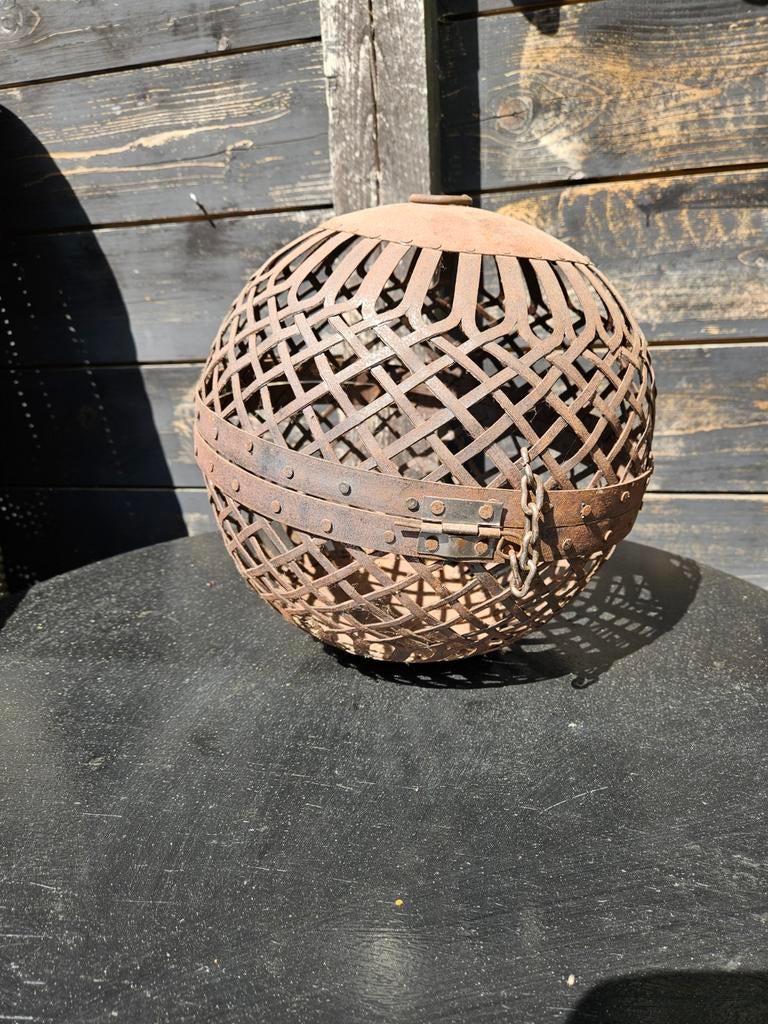 Kaarsenhouder bol hanger van ijzer, Huis en Inrichting, Lampen | Lampenkappen, Ophalen, Gebruikt, Rond, 25 tot 50 cm