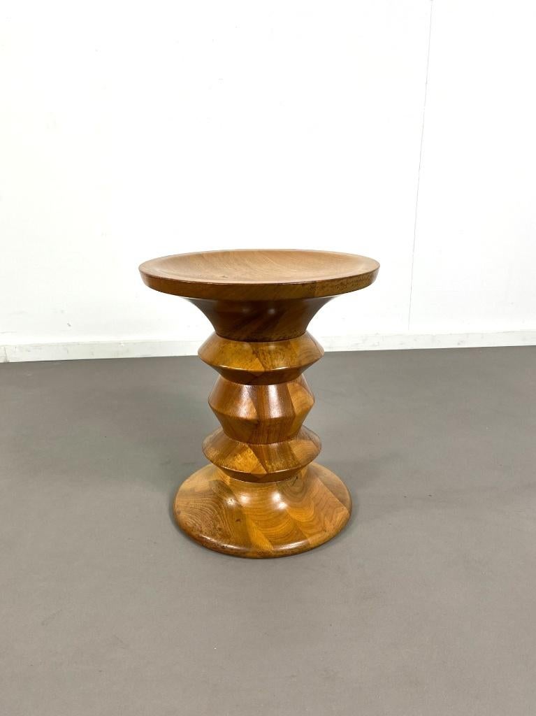 walnoten houten kruk,Ray & Charles Eames, Vitra, jaren 1990, Ophalen of Verzenden, Gebruikt, Hout