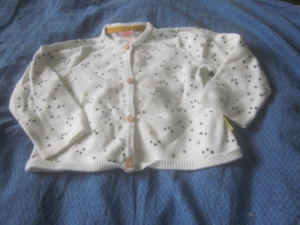 Nieuw wit vestje met zwart/oker/mint driehoekjes Hema mt 74, Kinderen en Baby's, Babykleding | Maat 74, Nieuw, Ophalen of Verzenden