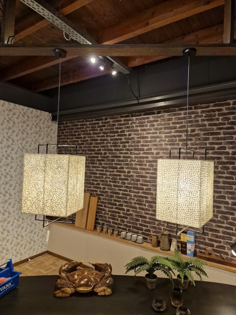 Twee vierkante hanglampen van capiz schelpen 30x35x60cm, Huis en Inrichting, Lampen | Hanglampen, Ophalen of Verzenden, Minder dan 50 cm