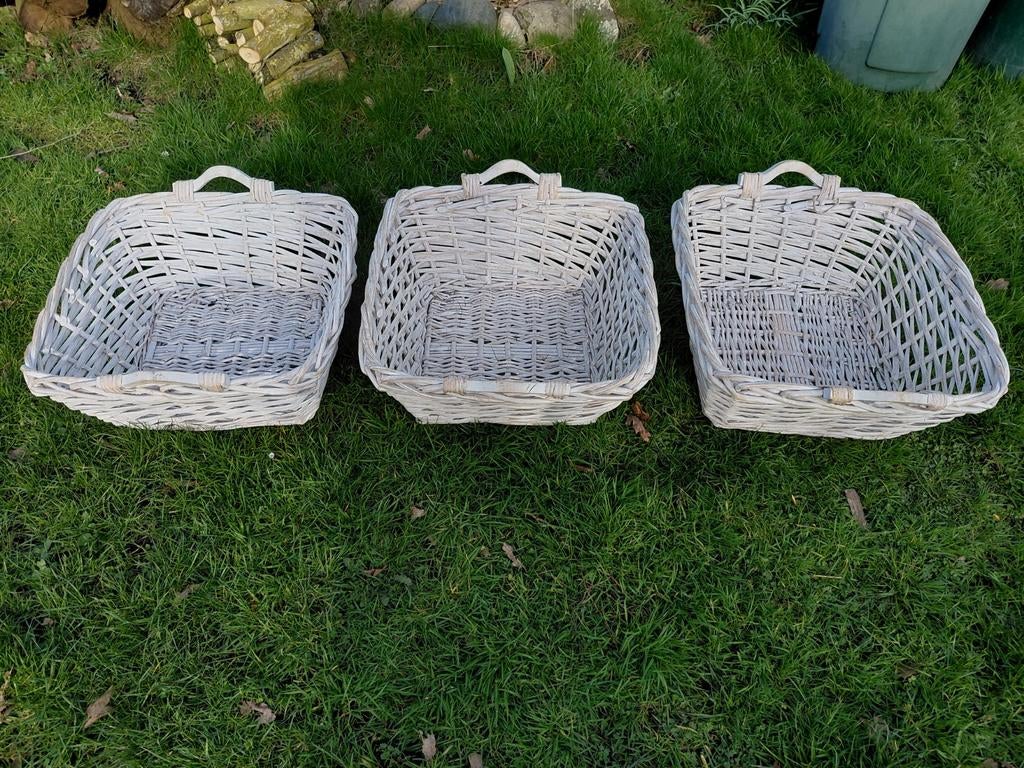 3 identieke rieten manden - stevig en decoratief, Huis en Inrichting, Woonaccessoires | Schalen en Manden, Ophalen, Gebruikt, Mand