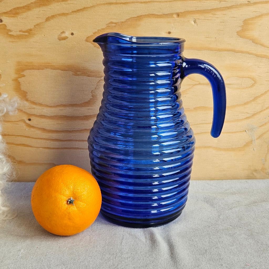 Retro blauwe schenkkan met ribbel structuur | per stuk, Ophalen, Huis en Inrichting