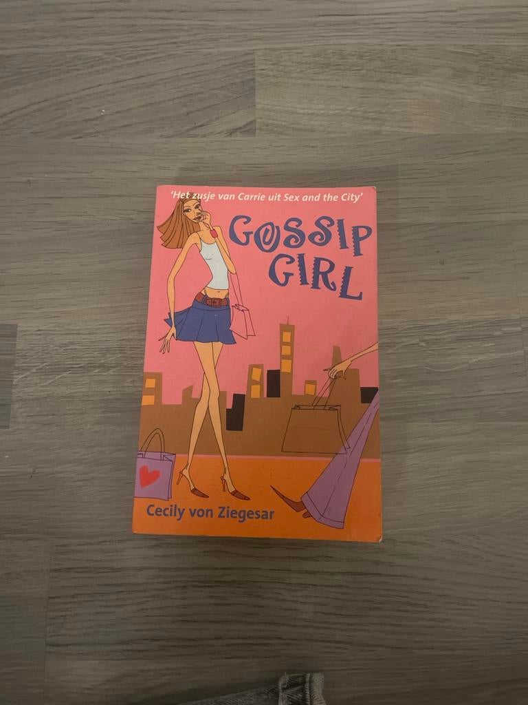 Gossip Girl - Het zusje van Carrie uit Sex and the City, Ophalen of Verzenden, Zo goed als nieuw, Amerika