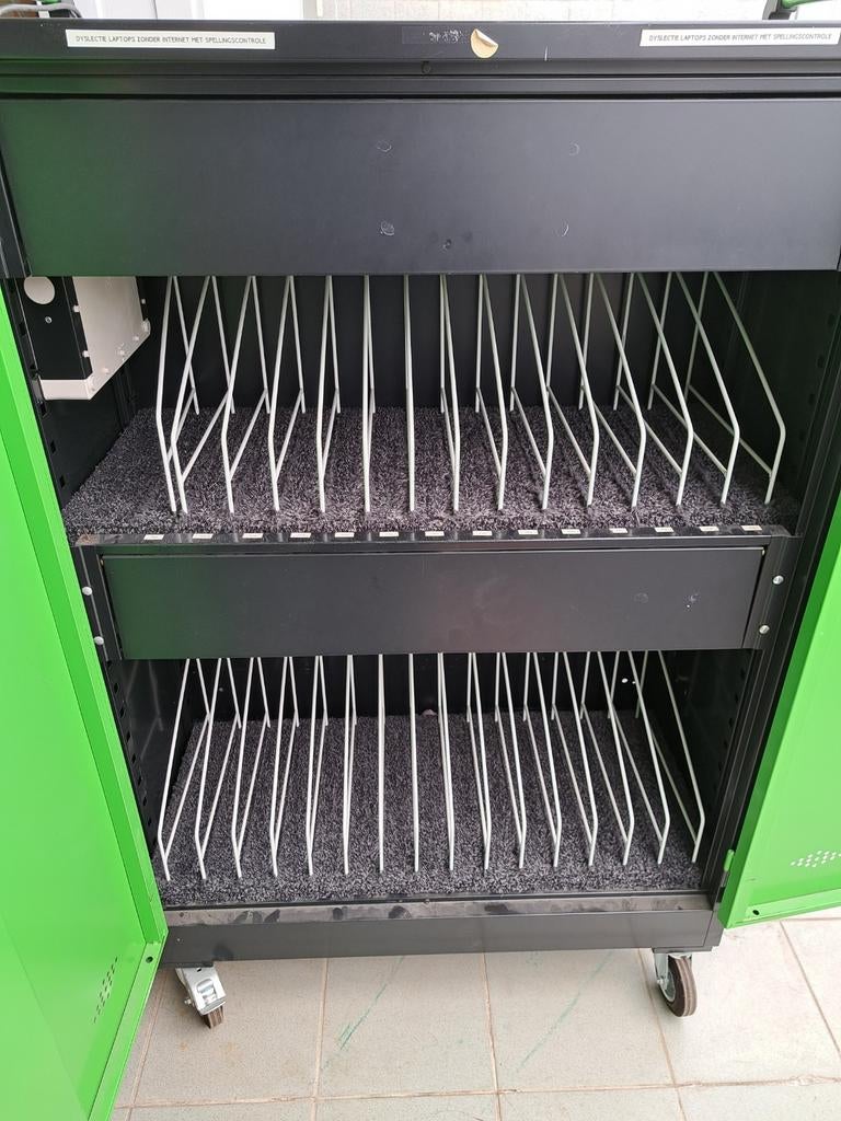 Laptopkast / Laptopkar voor 29 laptops met laadsysteem, Ophalen