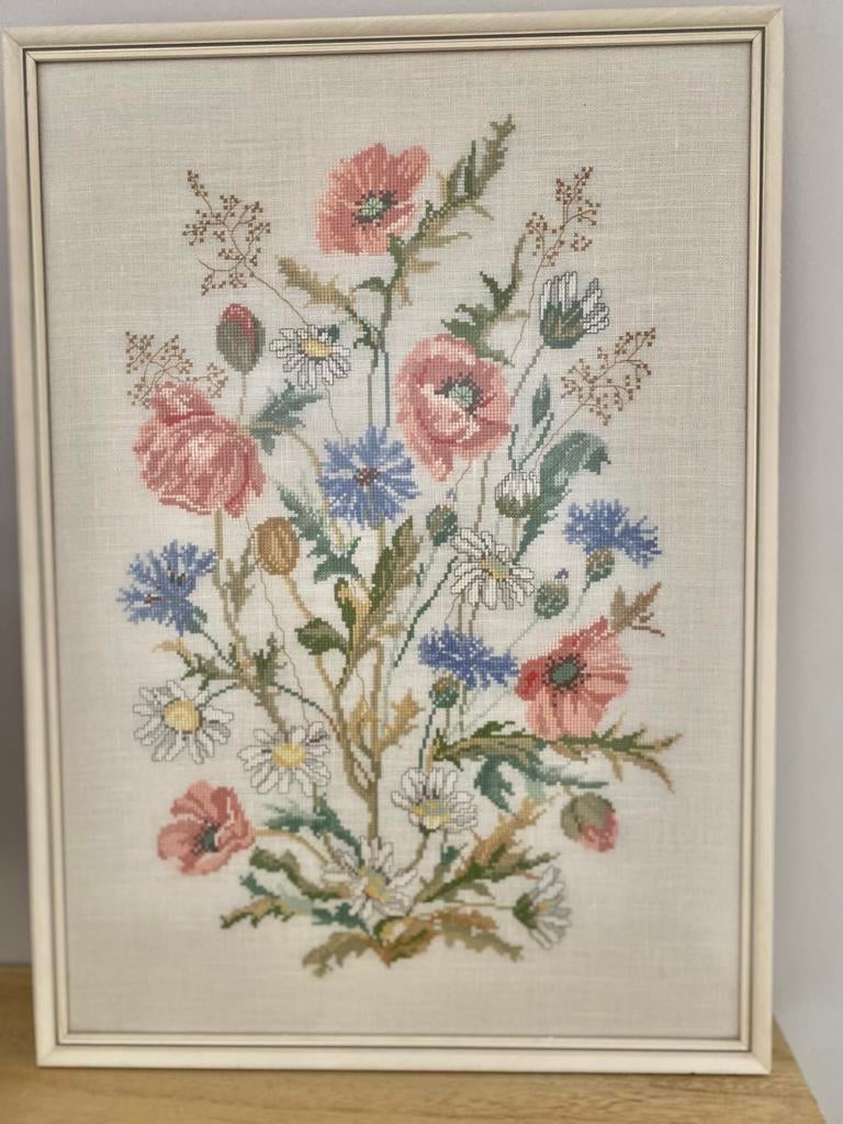 Vintage veldbloemen geborduurd & ingelijst 57x41 cm, Ophalen of Verzenden, Zo goed als nieuw, Overige typen