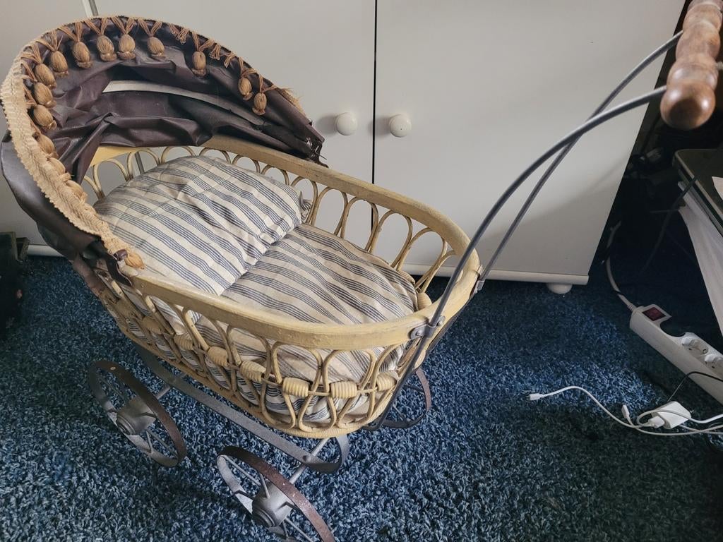 Antieke poppenwagentje, Ophalen