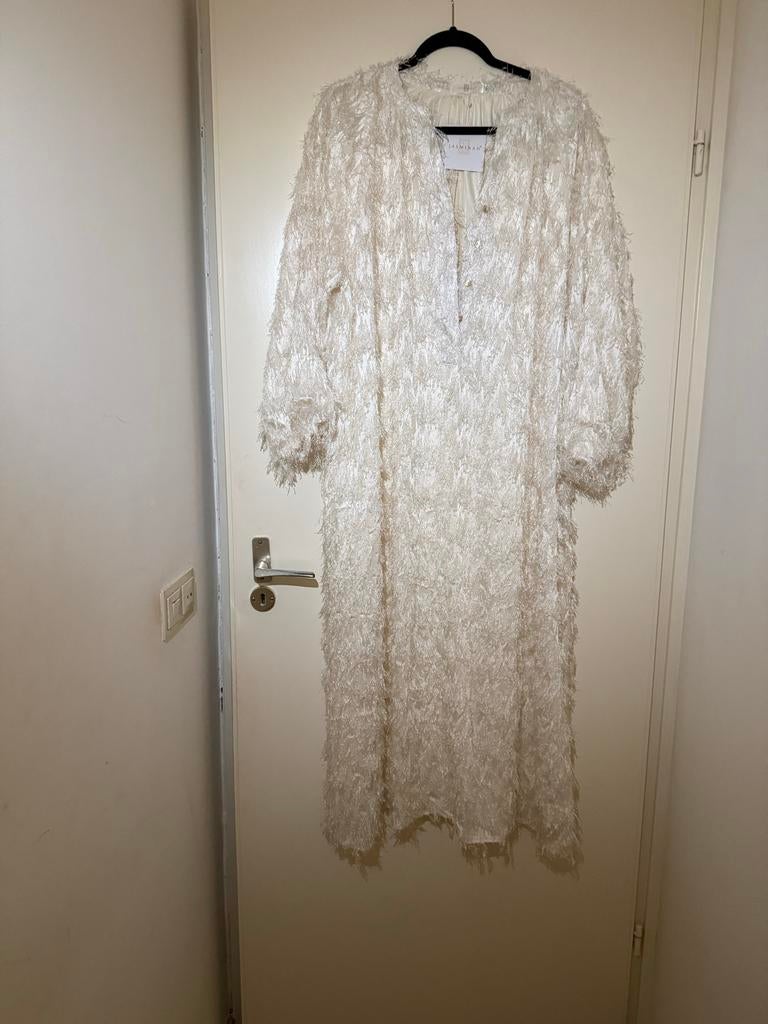 Witte jurk met veren, maat M/L, nieuw, Kleding | Dames, Jurken, Maat 38/40 (M), Wit, Nieuw, Ophalen of Verzenden