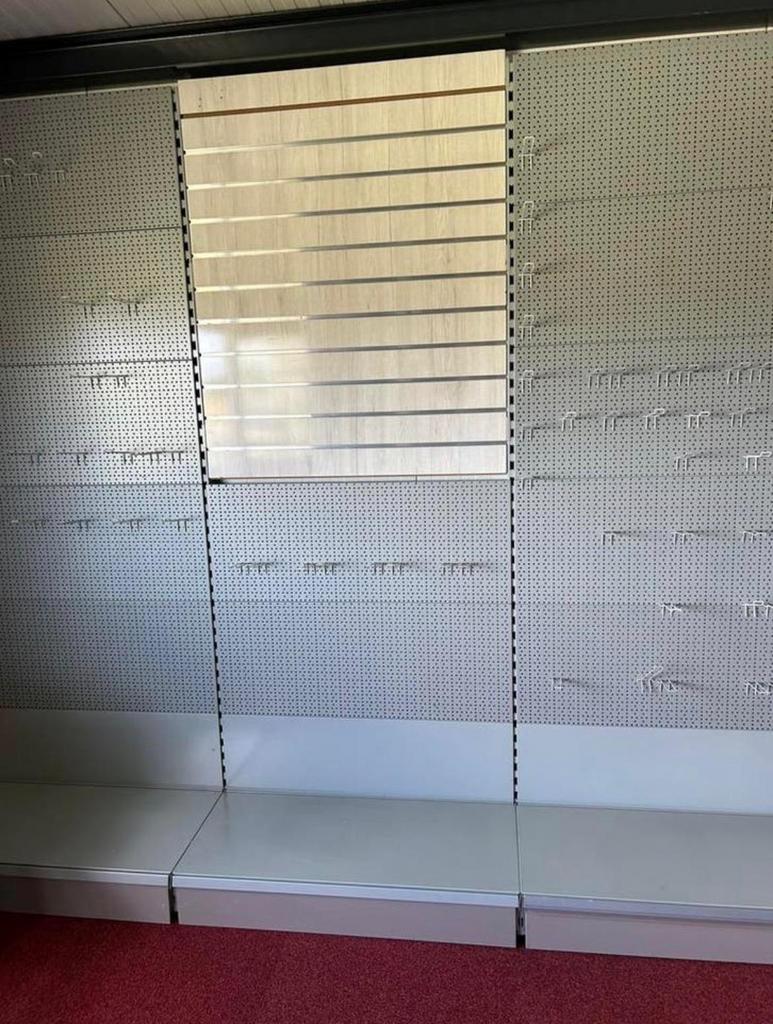 Slatwall presentatie wand, Ophalen, Zo goed als nieuw