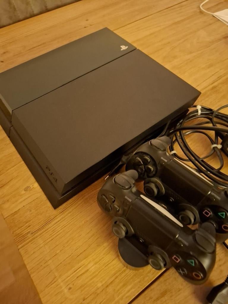 Playstation 4 met twee controllers, Spelcomputers en Games, Spelcomputers | Sony PlayStation 4, Gebruikt, Original, Met 2 controllers