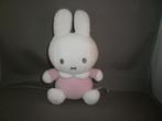 Nijntje ribstof velours roze grijze ogen met rammel  22 cm, Ophalen of Verzenden, Nieuw, Konijn