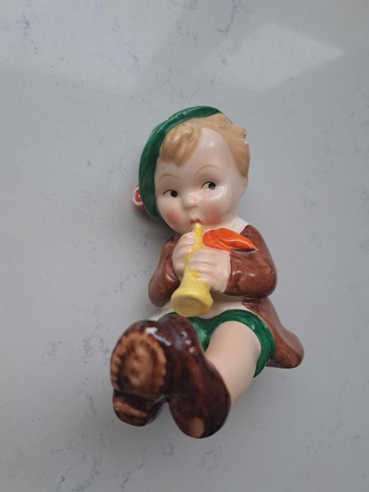 Goebel beeldje van jongetje met luit, Verzamelen, Beelden en Beeldjes, Gebruikt, Ophalen of Verzenden