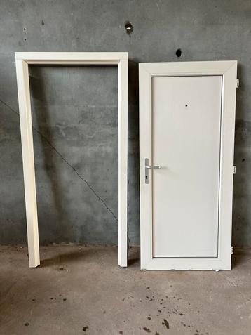 Kunststof buitendeur / voordeur met kozijn beschikbaar voor biedingen