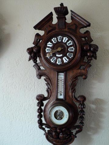 Mooie grote houten uitgestoken antieke fruitklok . beschikbaar voor biedingen