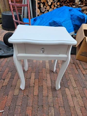 Brocante nachtkastje/bijzettafel beschikbaar voor biedingen