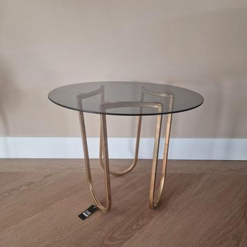 Nieuwe bijzettafel Goud kleurig frame glazen blad PTMD

 beschikbaar voor biedingen