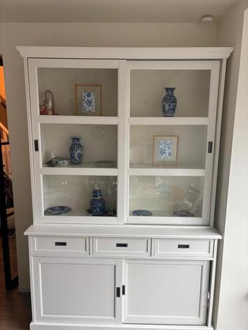 Buffetkast beschikbaar voor biedingen