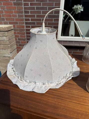 Vintage lampenkap met bloemenmotief – romantische stijl beschikbaar voor biedingen
