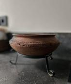 Handgemaakt terracotta schaaltje ijzeren voet sober oosters, Ophalen of Verzenden